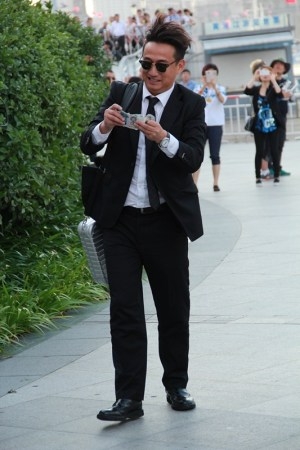 《极限挑战》孙红雷求合影遭拒 黄小厨筹款解困