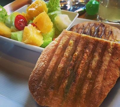 贾静雯修杰楷同发甜蜜早餐照网友：虐死单身狗