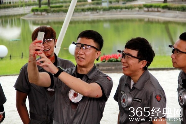 《极限挑战》孙红雷求合影遭拒 黄小厨筹款解困