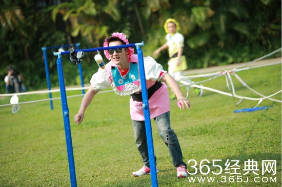 《跑男》欢庆六一变巨婴 李晨力量不减欢乐倍增