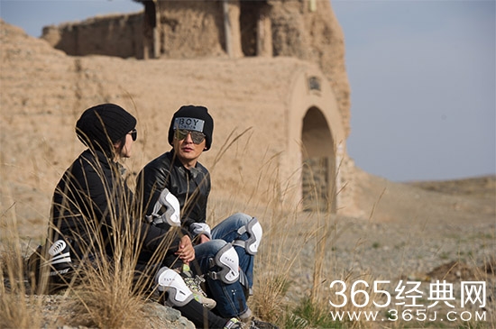 郭京飞《出发吧爱情》启嘴炮技能 为护妻游戏自杀