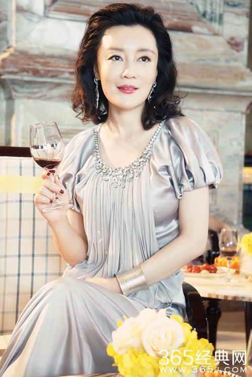 《御姐》热拍 冯波爱女心切下跪“准女婿”