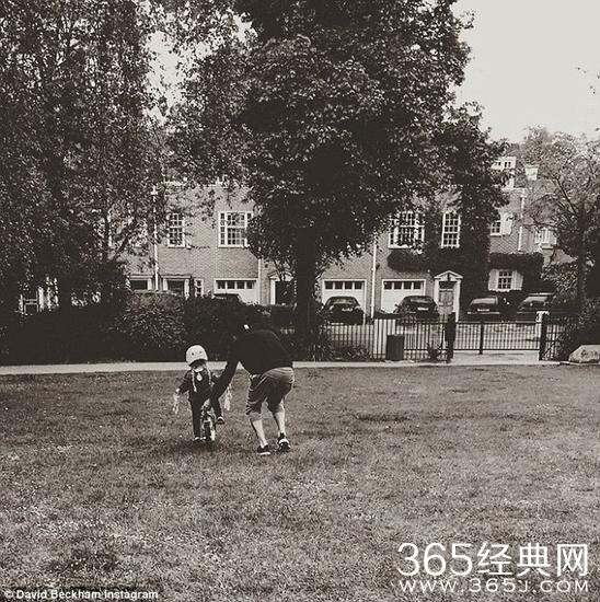 小贝晒女儿骑自行车照 父爱满满言语充满自豪