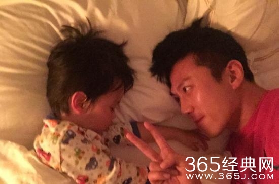 邓超自曝被儿子抓破相 自嘲：等于整容了