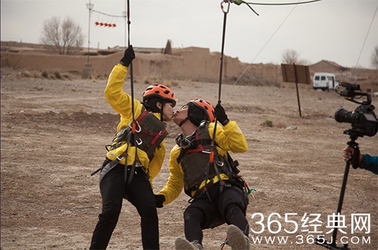 郭京飞《出发吧爱情》启嘴炮技能 为护妻游戏自杀