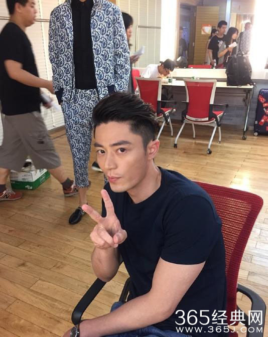 霍建华心情好懒理流言 录快本比剪刀手卖萌