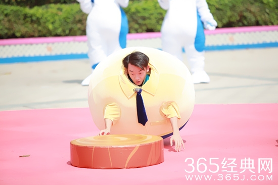 郑恺开启淘气模式 率真分享童年趣事