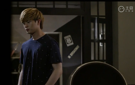 《whoareyou学校2015》第11集结尾是谁给恩菲开的门