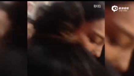 张馨予现身活动现场遭围攻视频