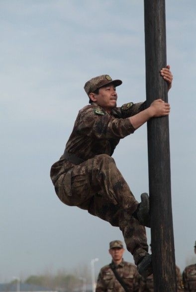 《男子汉》郭晓东徒手爬杆 展现扎实童子功