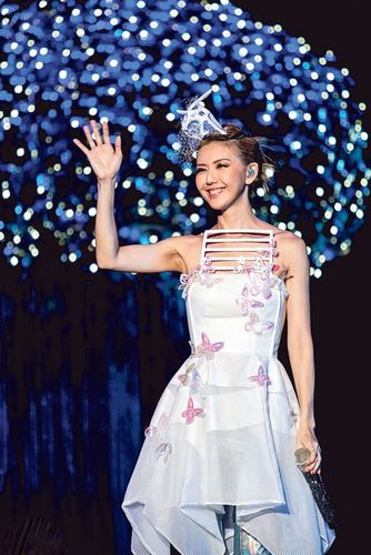 孙燕姿患咽喉炎坚持献唱 自责：若有墙想撞过去