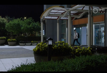 《whoareyou学校2015》第11集结尾是谁给恩菲开的门