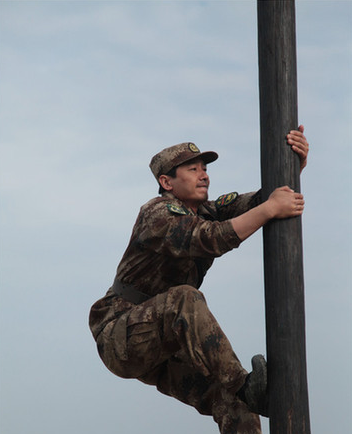 《真正男子汉》郭晓东徒手爬杆展现扎实童子功