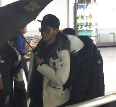 范冰冰头靠在李晨背上撒娇，秒变小女人