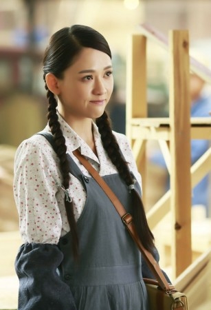 《北京时间》“工装女神”陈乔恩 再现浪漫青春