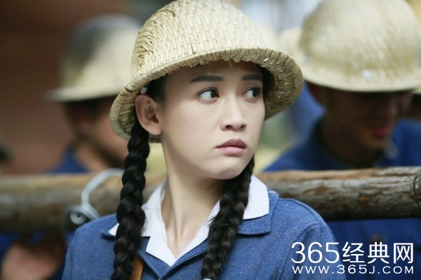 《北京时间》“工装女神”陈乔恩 再现浪漫青春