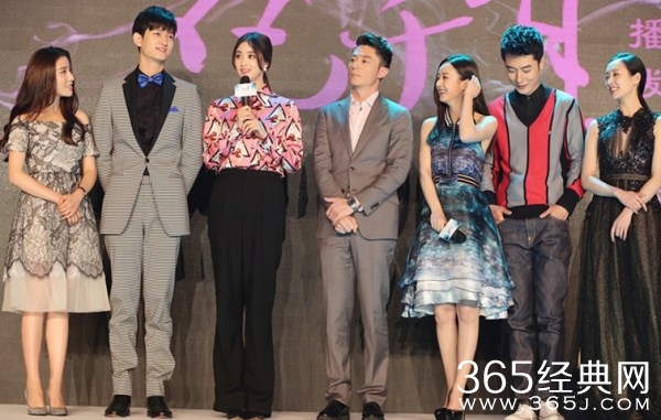 蒋欣亮相《花千骨》发布会 现场搞怪10连拍