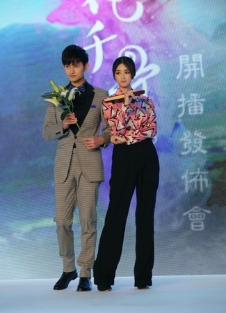 蒋欣亮相《花千骨》发布会 现场搞怪10连拍