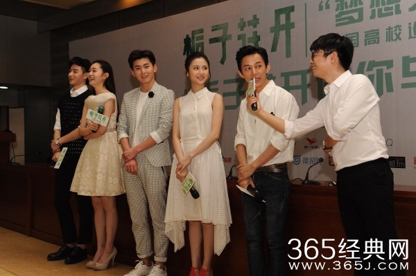 《栀子花开》进校园 何炅自曝当电灯泡不知情