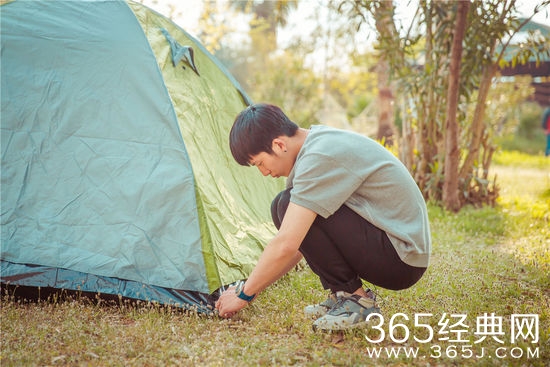井柏然细心固定帐篷