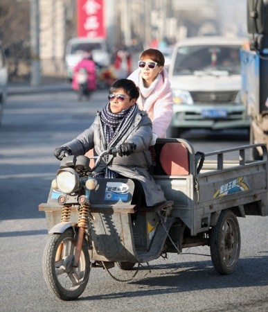 《大猫儿追爱记》曝剧照 海清陈思诚携手