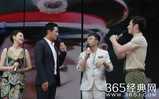 钱枫穿军装欢迎郭晓冬