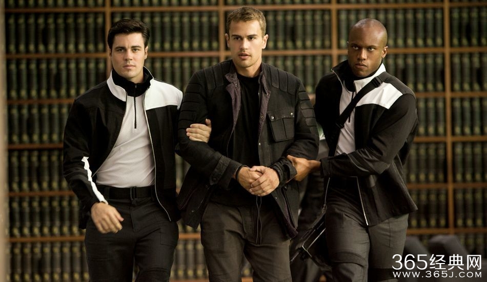 《分歧者2：绝地反击》影评