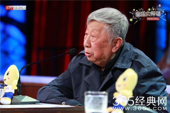 著名词作家阎肃坐镇当校长。