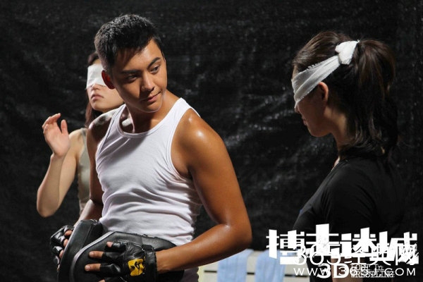 《搏击迷城》领跑暑期档 陈伟霆分裂搏击众女神