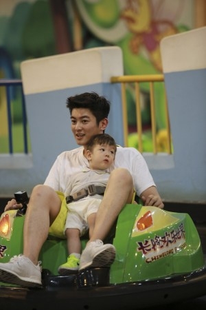 《爸爸回来了》甜馨奥莉再合璧 萌娃奶爸兵分两路聚首