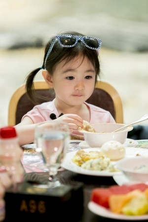 《爸爸回来了》甜馨奥莉再合璧 萌娃奶爸兵分两路聚首