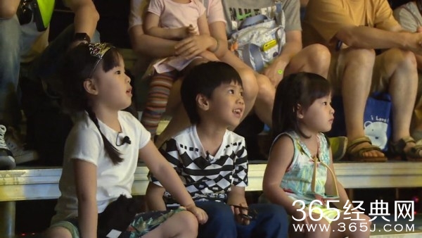 《爸爸回来了》甜馨奥莉再合璧 萌娃奶爸兵分两路聚首