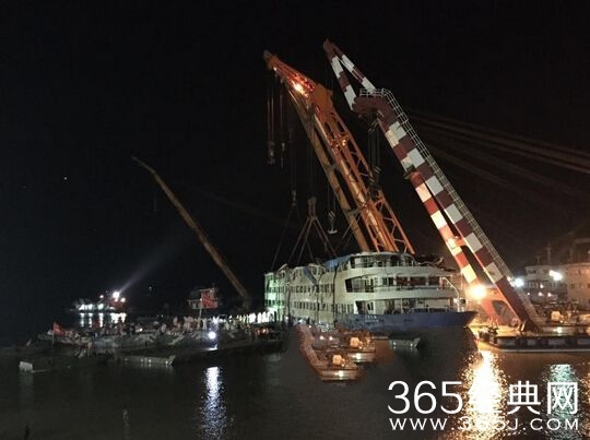 长江沉船被吊出水面整体照片视频