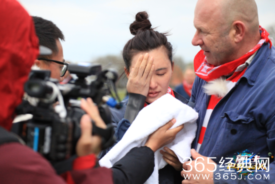 大张伟坐轮椅坚持录制 莫小棋受伤落泪