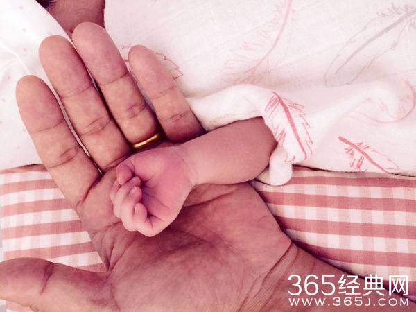 张亮老婆顺利生女 晒女儿小手照表示感恩