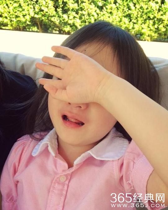 奥莉摔伤捂脸痛哭