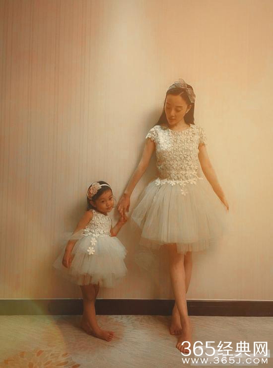 李小璐甜馨穿亲子服合影