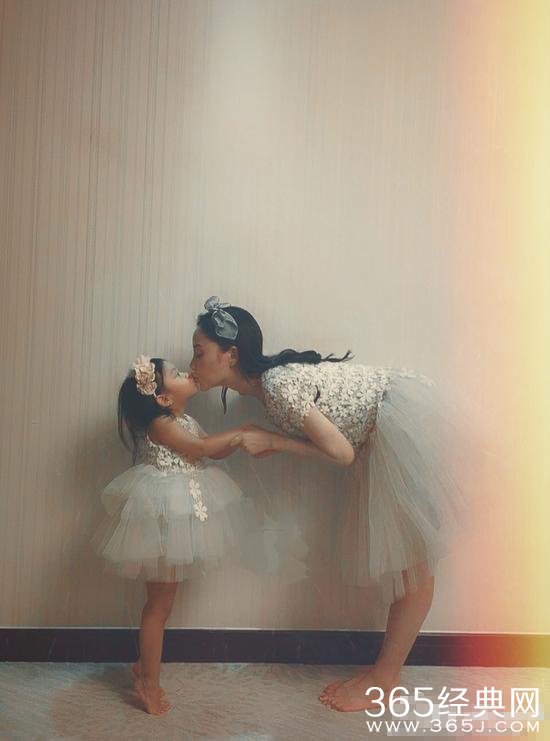 李小璐甜馨穿亲子服合影