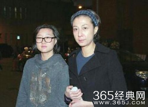 小龙女吴卓林割腕 手上有二三十条伤疤