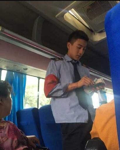 最帅售票员走红网络