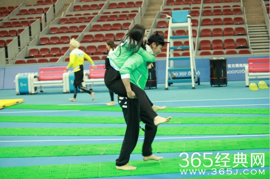 “恶女”集结爆笑领跑 “大黑牛”李晨友情护航