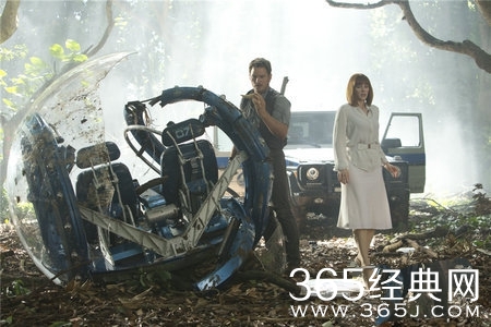 《侏罗纪世界》在美首映 克里斯拥吻妻子秀恩爱