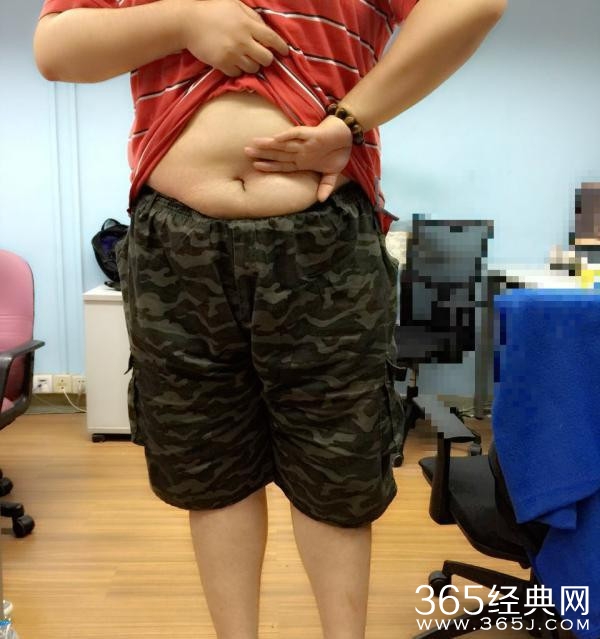 反手摸肚脐走红