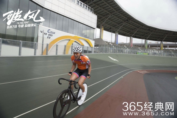 窦骁《破风》360度空中翻车 调侃自封扑街王