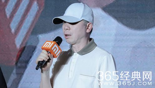 冯小刚出席活动全程戴帽子