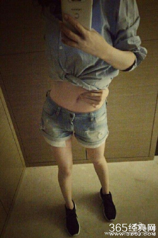 反手摸肚脐走红