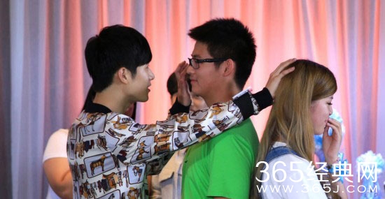 陈学冬与男饭亲密玩壁咚 女粉直呼受不了