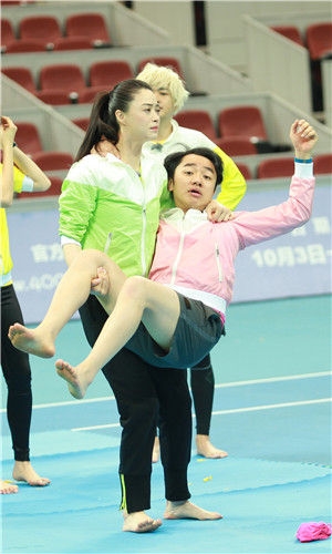 奔跑吧兄弟2王祖蓝蔡少芬首连体 默契搭档抱得金牌