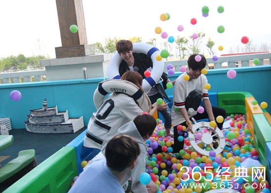 《青春练习生》尼坤当导演玩嗨 扔球打人反被打