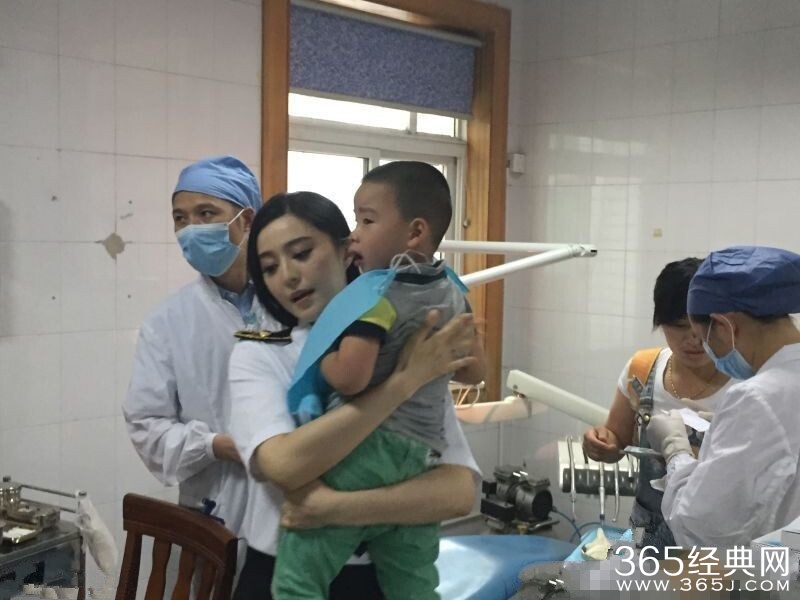 范冰冰送小孩就医